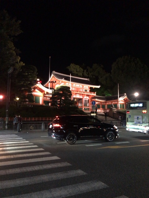 夜の八坂神社前